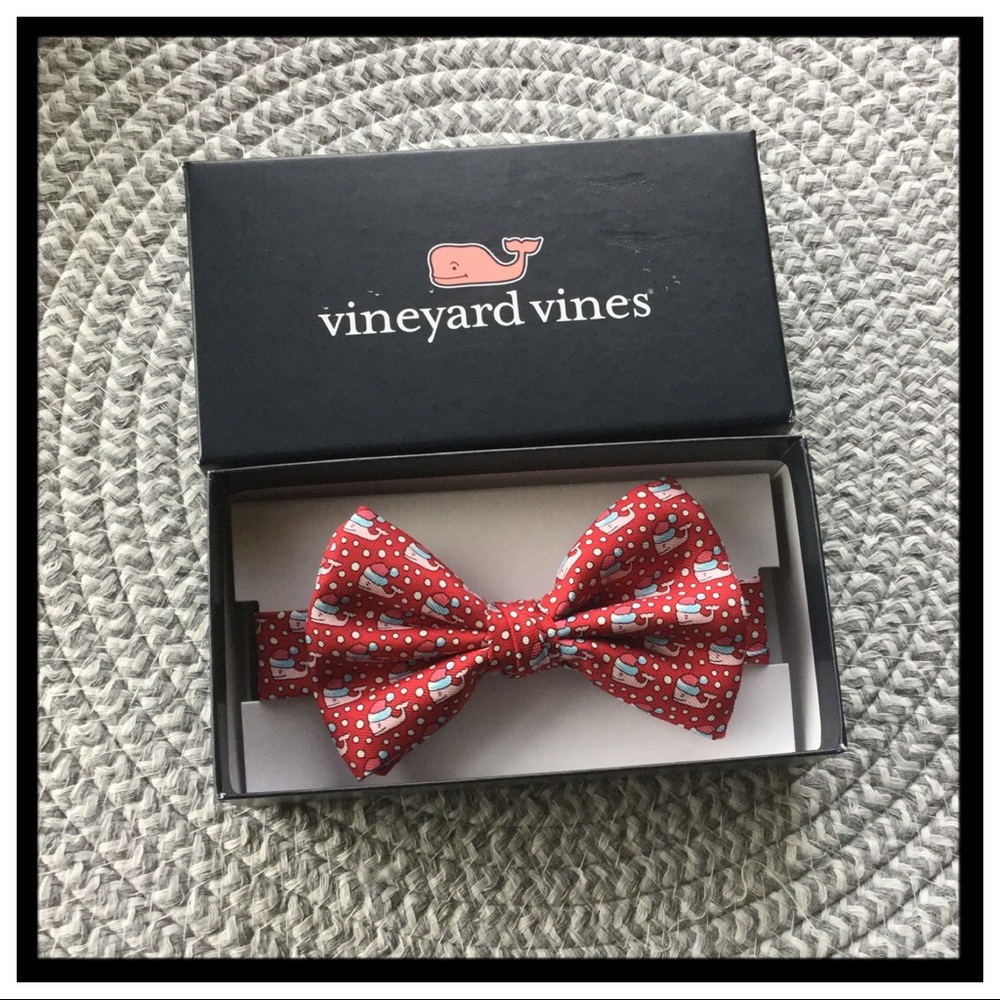 NWT Vineyard Vines Santa Whale boys Bowtie